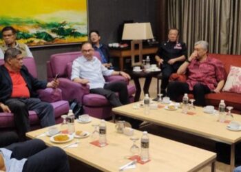 Gambar yang tular menunjukkan Ahmad Zahid Hamidi dan Anwar Ibrahim berbincang tentang kemungkinan berlaku sokongan Barisan Nasional (BN) terhadap Pakatan Harapan (PH) dalam satu pertemuan di sebuah hotel Kuala Lumpur, semalam.