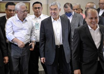 AHMAD Zahid Hamidi hadir di Mahkamah Tinggi Kuala Lumpur bagi perbicaraan kes rasuah, pecah amanah dan pengubahan wang haram. - UTUSAN/FAIZ ALIF AHMAD ZUBIR