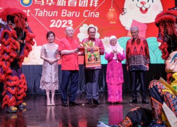 AHMAD Zahid Hamidi (kanan) mengiringi Anwar Ibrahim (tengah) menerima bakul buah limau daripada Presiden MCA, Datuk Seri Wee Ka Siong sebagai simbolik kemakmuran, kestabilan dan kesejahteraan pada majlis Sambutan Tahun Baharu Cina anjuran MCA di Kuala Lumpur, hari ini. - UTUSAN/MOHAMAD IQBAL ROSLI