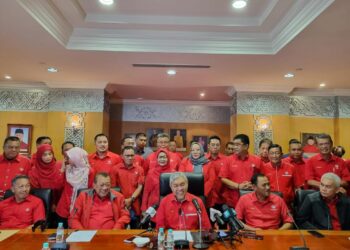 AHMAD Zahid Hamidi (duduk-tengah) bersama Bung Moktar Radin (dua kiri) semasa Mesyuarat Khas Perhubungan UMNO Negeri Sabah di Kota Kinabalu, Sabah, hari ini.