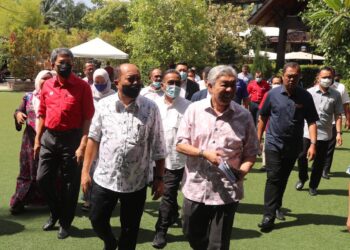 AHMAD ZAHID Hamidi selepas selesai berucap secara tertutup sempena lawatan kerja meninjau persiapan Barisan Nasional (BN) Melaka di Villa D’Acqua Homestay, Masjid Tanah, Melaka, Isnin lalu. - UTUSAN/RASUL AZLI SAMAD