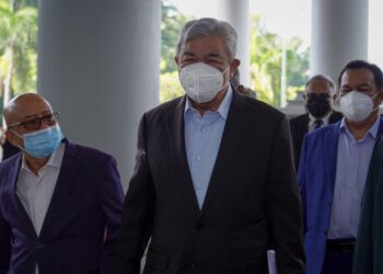 AHMAD Zahid Hamidi (tengah) tiba bagi sambung bicara 47 pertuduhan membabitkan pecah amanah, rasuah dan pengubahan wang haram berkaitan dana Yayasan Akalbudi yang dihadapi beliau di Kompleks Mahkamah Kuala Lumpur/ - UTUSAN/FARIZ RUSADIO