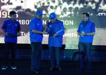 AHMAD Zahid Hamidi (dua dari kanan) melancarkan BNComms pada majlis penutupan Bootcamp BNComms di Kem Permata Resort, Alor Gajah, Melaka, semalam. – UTUSAN/AMRAN MULUP