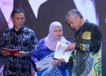 AHMAD Zahid Hamidi (kanan) melihat buku Pelan Strategik Jabatan Kemajuan Masyarakat 2022-2026 pada Majlis Perhimpunan Bulanan Kemajuan Desa dan Wilayah Bil2/2023 di Kementerian Kemajuan Desa Dan Wilayah, di Putrajaya.- UTUSAN/FAISOL MUSTAFA