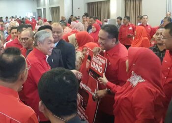 AHMAD ZAHID Hamidi (kiri) bersalaman dengan calon-calon yang bakal bertanding  pada pemilihan UMNO sesi 2023-2026 Ahad ini. - UTUSANSHAIKH AHMAD RAZIF