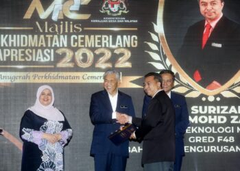 AHMAD Zahid Hamidi menyampaikan anugerah kepada penerima Pingat Perkhidmatan Cemerlang KKDW di Putrajaya. - UTUSAN/FAISOL MUSTAFA
