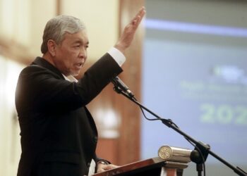 AHMAD Zahid Hamidi berucap pada sesi meja bulat MPN di Cyberjaya. - UTUSAN/FAISOL MUSTAFA