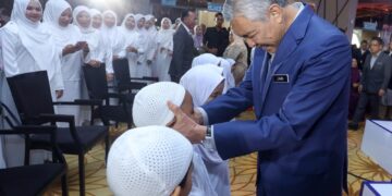 AHMAD Zahid Hamidi beramah mesra dengan pelajar Tabika Kemas di KKDW Putrajaya. - UTUSAN/FAISOL MUSTAFA