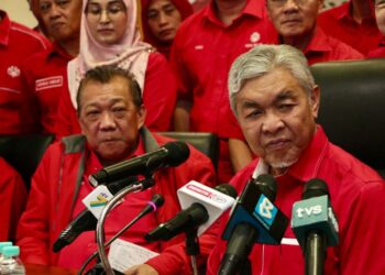 AHMAD Zahid Hamidi (kanan) bersama Pengerusi Perhubungan UMNO Sabah, Datuk Seri Bung Moktar Radin (kiri) semasa sidang akhbar di Kota Kinabalum Sabah, hari ini.