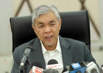 AHMAD Zahid bercakap dalam sidang akhbar selepas Mesyuarat Penyelarasan antara Menteri KKDW dan Exco Exco Luar Bandar di Putrajaya. - UTUSAN/FAISOL MUSTAFA