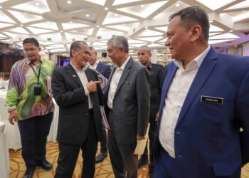AHMAD Zahid Hamidi berbual dengan exco negeri luar bandar selepas Mesyuarat Penyelarasan antara Menteri KKDW dan Exco Exco Luar Bandar di Putrajaya. - UTUSAN/FAISOL MUSTAFA