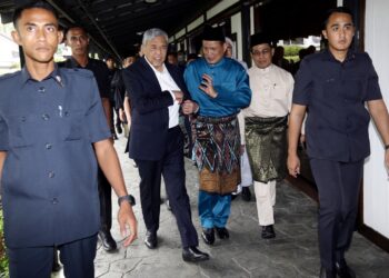 AHMAD berucap pada sesi meja bulat anjuran Majlis Profesor Negara (MPN) di Cyberjaya. - UTUSAN/FAISOL MUSTAFA