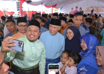 AHMAD Zahid Hamidi (tengah) beramah mesra bersama tetamu yang hadir pada Majlis Rumah Terbuka Aidilfitri UMNO Bahagian Pasir Salak di Kampung Gajah hari ini. - UTUSAN/ZULFACHRI ZULKIFLI