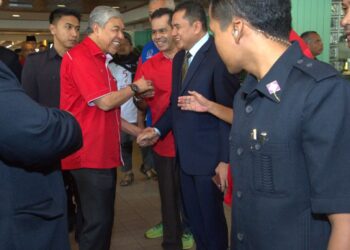AHMAD ZAHID Hamidi (kiri) bersalaman dengan Datuk Mohamad Nizar Najib pada Majlis Pengenalan Calon Pengerusi Tetap, Timbalan Pengerusi Tetap, Naib-naib Presiden dan Ahli Majlis Tertinggi sempena Pemilihan UMNO sesi 2023-2026 peringkat negeri Pahang di sini Genting Highlands di Bentong, Pahang. - FOTO/SHAIKH AHMAD RAZIF