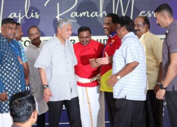 AHMAD Zahid (depan dua dari kiri) bermesra dengan tetamu sambil diperhatikan Ramesh Rao (belakang dua dari kiri) dalam Majlis Ramah Mesra bersama Timbalan Perdana Menteri anjuran Persatuan Penganut Kuil Sree Maha Kaliamman di Kalng hari ini.