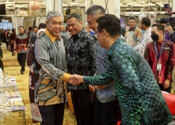 AHMAD Zahid Hamidi bersalaman dengan pegawai tertinggi kementerian selepas Majlis Amanat Tahun Baharu 2023 di Kementerian Kemajuan Desa dan Wilayah (KKDW) di Putrajaya. - UTUSAN/FAISOL MUSTAFA