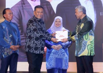 AHMAD Zahid Hamidi (kanan) menyerahkan buku Pelan Strategik Jabatan Kemajuan Masyarakat 2022-2026 di Kementerian Kemajuan Desa Dan Wilayah, Putrajaya. - UTUSAN/FAISOL MUSTAFA