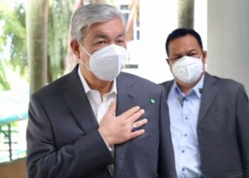 AHMAD Zahid Hamidi didakwa cuma menerima RM100,000 sebanyak dua kali daripada UKSB, bagaimanapun perkara itu dinafikan Mahendran dalam hari terakhir perbicaraan peringkat pendakwaan di Mahkamah Tinggi Shah Alam, Selangor, hari ini. - FOTO/ZULFADHLI ZAKI