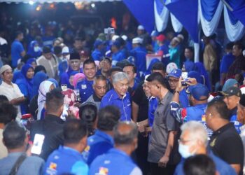 AHMAD Zahid Hamidi beramah mesra dengan rakyat pada program itu di Parit 16, Sungai Besar, Selangor.