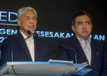 AHMAD Zahid Hamidi bersama Menteri Pengangkutan, Anthony Loke pada sidang akhbar selepas Mesyuarat JKMKJR di Putrajaya. - UTUSAN/FAISOL MUSTAFA