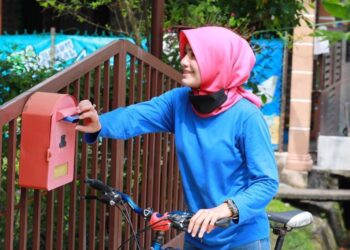 ZAHIDA Zarik Khan membantu jentera BN berkempen dalam PRN Melaka, semalam.