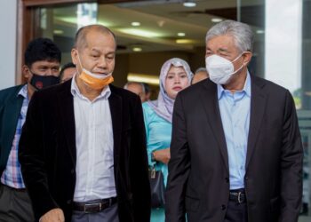 AHMAD Zahid Hamidi (kanan) berjalan keluar selepas hadir sambung bicara 47 pertuduhan membabitkan pecah amanah, rasuah dan pengubahan wang haram berkaitan dana Yayasan Akalbudi yang dihadapi beliau di Kompleks Mahkamah Kuala Lumpur, hari ini. - UTUSAN/FARIZ RUSADIO