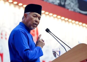 AHMAD Zahid Hamid menyampaikan ucapan di Dewan Merdeka sempena Perhimpunan Agung UMNO 2023. - UTUSAN/AMIR KHALID