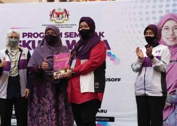 SITI Zailah Mohd. Yusoff (dua dari kiri) menyampaikan sijil penghargaan kepada wakil NGO yang menyokong pelaksanaan Skuad WAJA Peringkat Negeri Kelantan 2022 di, Kota Bharu hari ini. - UTUSAN/YATIMIN ABDULLAH