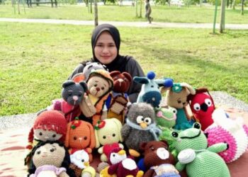 Zainab bersama  sebahagian daripada amigurumi hasil kreativitinya. Seni asal Jepun ini unik daripada segi kaedah pembuatannya.