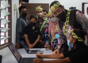 ZAHIDI Zainul Abidin melawat makmal komputer pada Program Jelajah Pembudayaan Literasi dan Khidmat Komuniti Masyarakat Orang Asli Dalam Norma Baharu di Perkampungan Orang Asli, Kampung Jeram Kedah, Ulu Beranang, Seremban hari ini. - UTUSAN/MUHAMMAD IZZAT TERMIZIE.