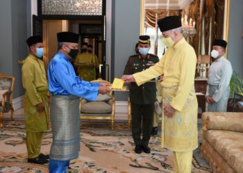 SULTAN Nazrin Muizzuddin Shah menerima cek serahan zakat perniagaan daripada Pengarah Tabung Haji Perak, Mohamad Abas pada majlis di Istana Kinta di Ipoh, Perak, hari ini.