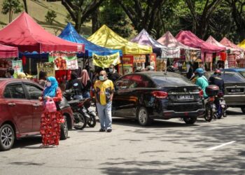 PENIAGA Muslim yang cukup syarat wajib menunaikan zakat perniagaan. -GAMBAR HIASAN