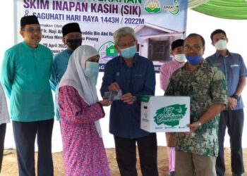 AHMAD ZAKIYUDDIN Abdul Rahman menyerahkan sumbangan Saguhati Hari Raya 2022 Zakat Pulau Pinang (ZPP) kepada asnaf dalam majlis penyerahan Skim Inapan Kasih (SIK) di Permatang Pasir, Balik Pulau, Pulau Pinang hari ini.