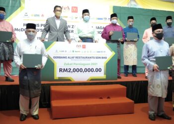 AHMAD Marzuk Shaary menyaksikan penyerahan sumbangan zakat Mc’Donalds Malaysia kepada wakil 14 agensi pungutan zakat di McDonald's, Putrajaya. - UTUSAN/ FAIZ ALIF AHMAD ZUBIR