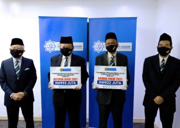 AHLI Lembaga Pemegang Amanah LZS,Tan Sri Raja Arshad Alhaj Raja Tun Uda Alhaj, Pengerusi LZS, Tan Sri Syed Anwar Jamalullail, Timbalan Pengerusi LZS, Tan Sri Ambrin Buang, dan Ahli Lembaga Pemegang Amanah, Datuk Dr. Abdul Rahman Abdullah membentangkan laporan kutipan dan agihan zakat LZS bagi tahun 2021.