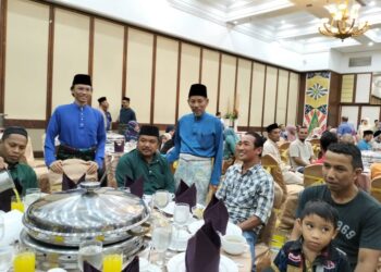 SHAIKH Harun Shaikh Ismail (berdiri, kanan) beramah mesra dengan golongan asnaf pada majlis berbuka puasa dengan pembayar zakat dan Maidam di Kuala Terengganu, semalam. - UTUSAN/KAMALIZA KAMARUDDIN