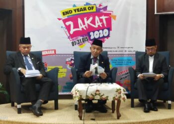 Tosrin Jarvanthi (tengah) dalam sidang media mengumumkan agihan zakat Majlis Agama Islam Johor (MAIJ) di Pusat Islam Iskandar, Johor Bahru, hari ini. - FOTO: Bazlan Ibrahim