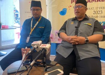 HALIDAN Md. Daud (kanan) bersama Ketua Pengurus Cawangan Muip, Mohd. Faitullah Sa’adon (kiri) dalam sidang akhbar pada Majlis Ramah Mesra Bersama Media di Al Dante Pasta Palace di Kuantan, Pahang. - UTUSAN/DIANA SURYA ABD WAHAB