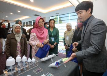 ZALIHA Mustafa melawat pameran selepas Majlis Perasmian Tropical Infectious Disease Conference 2023 di Putrajaya. - UTUSAN/FAISOL MUSTAFA