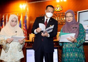 ZALIHA Mustafa (kanan) bersama Ketua Pengarah Kesihatan, Tan Sri Dr Noor Hisham Abdullah melihat buku Carbon Neutral Healthcare Facilities Blueprint di Putrajaya. - UTUSAN/FAISOL MUSTAFA