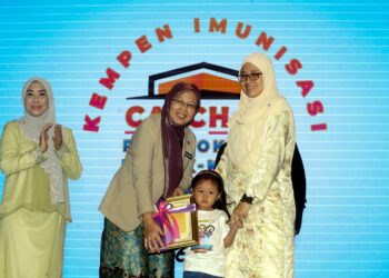 ZALIHA Mustafa menyampaikan sijil vaksinasi kepada penerima ketika Majlis Perasmian Sambutan Hari Imunisasi Peringkat Kebangsaan Tahun 2023 di Putrajaya. - UTUSAN/FAISOL MUSTAFA