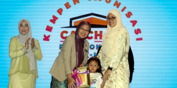 ZALIHA Mustafa menyampaikan sijil vaksinasi kepada penerima ketika Majlis Perasmian Sambutan Hari Imunisasi Peringkat Kebangsaan Tahun 2023 di Putrajaya. - UTUSAN/FAISOL MUSTAFA