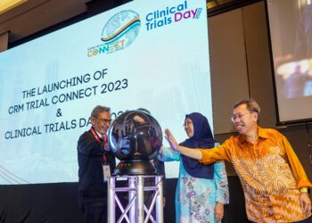 ZALIHA Mustafa (tengah) melakukan gimik perasmian sempena Majlis Pelancaran Hari Penyelidikan Klinikal 2023 dan CRM Trial Connect 2023 di Kuala Lumpur, hari ini. - UTUSAN/MUHAMAD IQBAL ROSLI