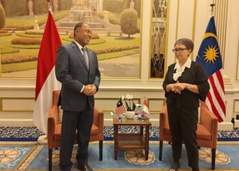 ZAMBRY Abdul Kadir pernah bertemu Retno Marsudi ketika sela Sidang Kemuncak Peringatan ASEAN-EU di Belgium pada 13 Disember lalu. - GAMBAR IHSAN WISMA PUTRA