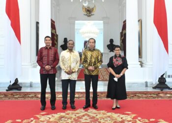 ZAMBRY Abdul Kadir (dua dari kiri) dan Joko Widodo (dua dari kanan) bergambar selepas pertemuan di Jakarta, Indonesia. - GAMBAR IHSAN BIRO AKHBAR DAN MEDIA ISTANA MERDEKA