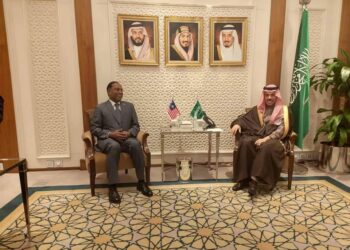 ZAMBRY Abdul Kadir (kiri) ketika pertemuan dengan Putera Faisal Farhan di Kementerian Luar Arab Saudi di Riyadh, semalam. - GAMBAR IHSAN WISMA PUTRA