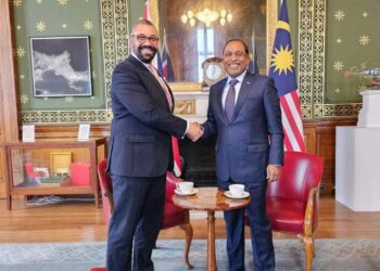 ZAMBRY Abd. Kadir (kanan) bersalaman dengan James Cleverly ketika lawatan kerja ke London, Britain. - GAMBAR IHSAN WISMA PUTRA