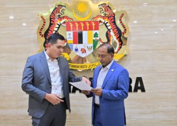 MUHAMAD Akmal Saleh ketika menyerahkan memorandum Pemuda UMNO berhubung isu Palestin di Wisma Putra, Putrajaya. - FOTO IHSAN WISMA PUTRA