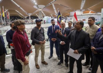 ZAMBRY Abdul Kadir berbual bersama pasukan peninjau khas yang akan berlepas ke Syria di KLIA, Sepang. - UTUSAN/FAISOL MUSTAFA