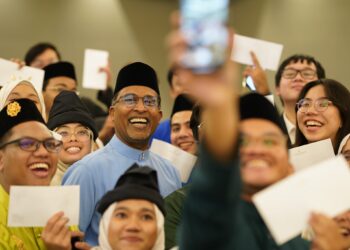 ZAMBRY Abd. Kadir (tengah) ketika menyantuni sebahagian diaspora Malaysia pada sesi ramah mesra di Wellington, New Zealand. - GAMBAR IHSAN WISMA PUTRA